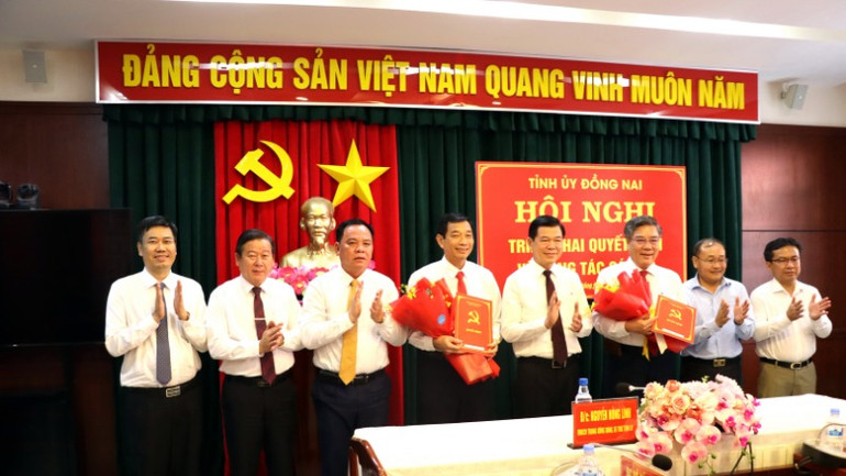 Các đồng chí lãnh đạo tỉnh Đồng Nai chúc mừng hai đồng chí Dương Minh Dũng và Võ Văn Phi.