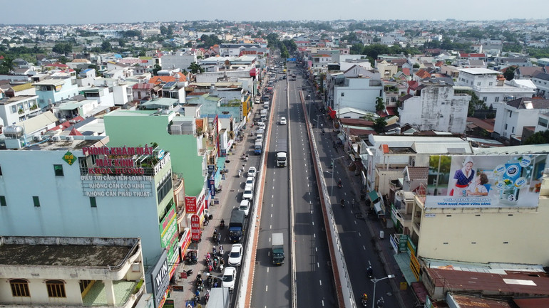 Nhiều phương tiện ùn tắc do hầm chui Tân Phong đóng cửa khắc phục sự cố.