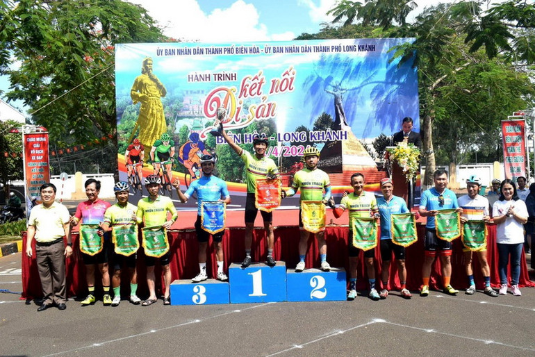 Bí thư Thành ủy Biên Hòa Hồ Văn Nam (ngoài cùng bên trái) và Bí thư Thành ủy Long Khánh Đặng Minh Nguyệt (ngoài cùng bên phải) trao giải cho các vận động viên đạt thành tích cao.