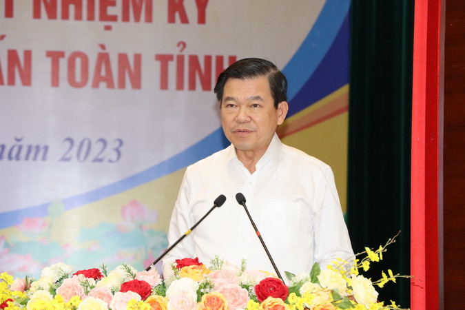 Bí thư Tỉnh ủy Đồng Nai Nguyễn Hồng Lĩnh phát biểu ý kiến tại buổi gặp gỡ. Bí thư Tỉnh ủy Đồng Nai Nguyễn Hồng Lĩnh phát biểu ý kiến tại buổi gặp gỡ.