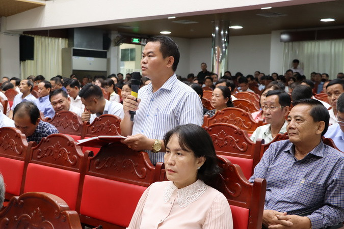 Lãnh đạo một xã nêu ý kiến tại buổi gặp gỡ. Lãnh đạo một xã nêu ý kiến tại buổi gặp gỡ.