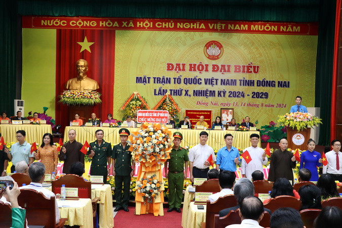 Đoàn đại biểu các tầng lớp nhân dân chúc mừng Đại hội.