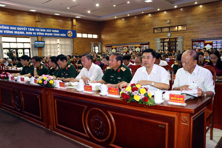 Lãnh đạo tỉnh Đồng Nai và các tướng lĩnh tham dự hội thảo.