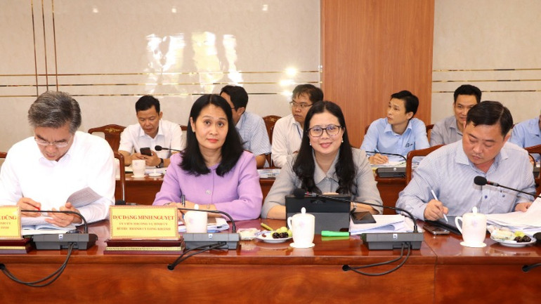 Các đại biểu tham dự buổi làm việc.