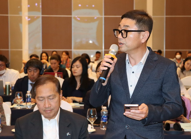 Một doanh nghiệp FDI nêu ý kiến tại hội nghị.