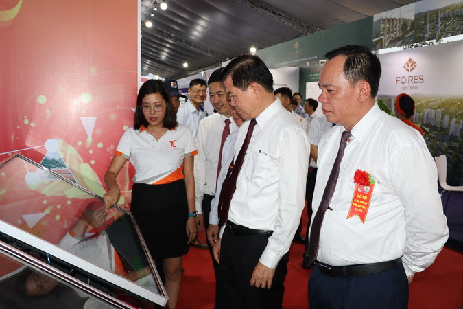 Lãnh đạo tỉnh Đồng Nai tham quan triển lãm thực tế ảo “Nhơn Trạch 30 năm xây dựng và phát triển” . Lãnh đạo tỉnh Đồng Nai tham quan triển lãm thực tế ảo “Nhơn Trạch 30 năm xây dựng và phát triển” .