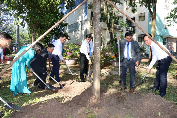 Đồng chí Nguyễn Trọng Nghĩa và các đại biểu trồng cây lưu niệm trong khuôn viên Trường cao đẳng công nghệ quốc tế Lilama 2. Đồng chí Nguyễn Trọng Nghĩa và các đại biểu trồng cây lưu niệm trong khuôn viên Trường cao đẳng công nghệ quốc tế Lilama 2.