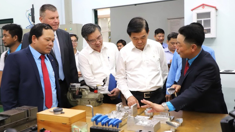 Bí thư Tỉnh ủy Đồng Nai Nguyễn Hồng Lĩnh (thứ hai từ phải sang) khảo sát việc đào tạo nghề tại Trường cao đẳng quốc tế Lilama2.