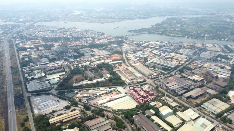 Khu công nghiệp Biên Hòa 1 nằm sát sông Đồng Nai đang được chuyển đổi công năng trở thành khu đô thị thương mại dịch vụ.