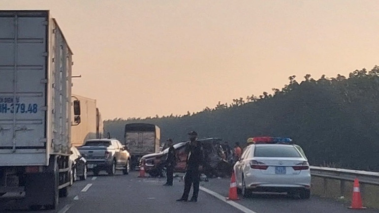 Hiện trường vụ tai nạn liên hoàn 4 xe ô-tô.