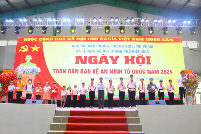 Phó Bí thư Thường trực Tỉnh ủy Hồ Thanh Sơn tặng học bổng cho học sinh nghèo vượt khó của thành phố Biên Hòa.