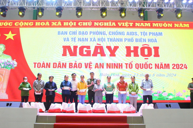 Bí thư Thành ủy Biên Hòa Hồ Văn Nam và Giám đốc Công an tỉnh Đồng Nai Nguyễn Hồng Phong tặng quà cho một số gia đình có hoàn cảnh khó khăn.