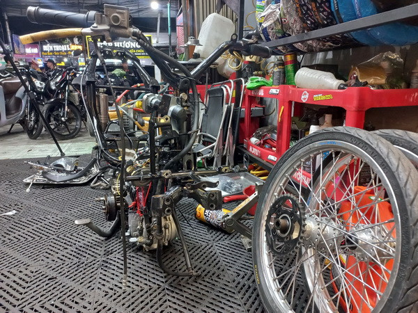 Một xe mô-tô đang trong quá trình "độ".