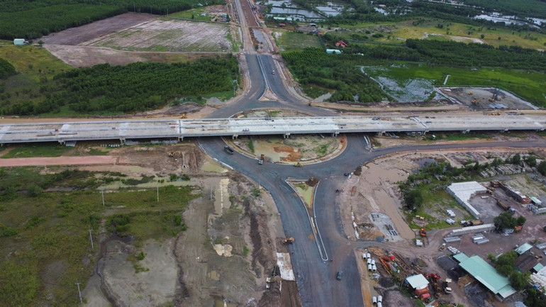 Nhiều tuyến đường giao thông kết nối đang được đầu tư xây dựng, đẩy nhanh tiến độ trên địa bàn huyện Nhơn Trạch.