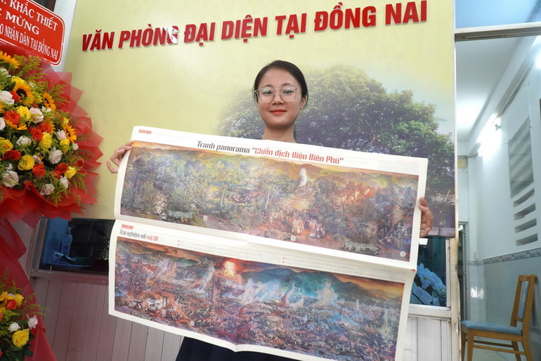 Một bạn trẻ hào hứng đón nhận tranh panorama "Chiến dịch Điện Biên Phủ".