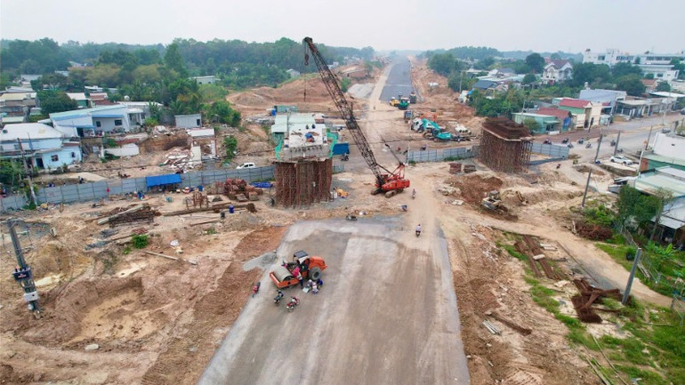 Thi công dự án đường Vành đai 3-Thành phố Hồ Chí Minh, đoạn qua địa bàn huyện Nhơn Trạch, tỉnh Đồng Nai.