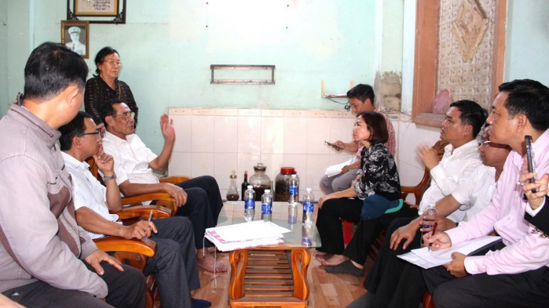 Lãnh đạo thành phố Biên Hòa đến hộ dân tuyên truyền, vận động người dân phường Phước Tân bàn giao mặt bằng để thực hiện dự án cao tốc Biên Hòa-Vũng Tàu.