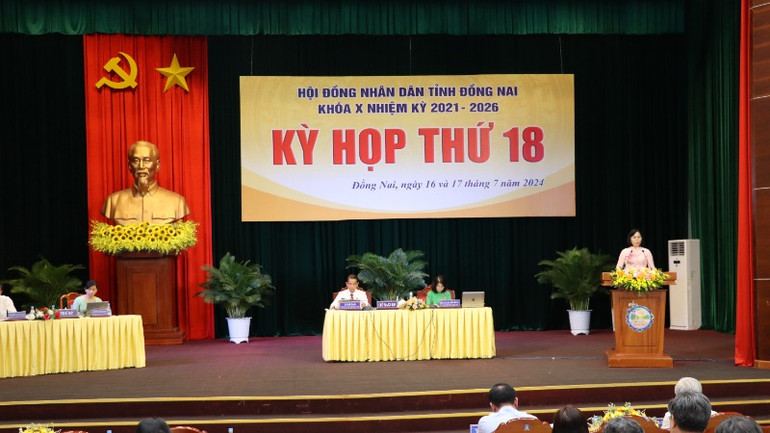 Ba Phó Chủ tịch Ủy ban nhân dân tỉnh Đồng Nai trả lời chất vấn tại kỳ họp thường lệ Hội đồng nhân dân tỉnh giữa năm 2024 ̣(trong ảnh là Phó Chủ tịch Ủy ban nhân dân Nguyễn Thị Hoàng trả lời chất vấn). Ba Phó Chủ tịch Ủy ban nhân dân tỉnh Đồng Nai trả lời chất vấn tại kỳ họp thường lệ Hội đồng nhân dân tỉnh giữa năm 2024 ̣(trong ảnh là Phó Chủ tịch Ủy ban nhân dân Nguyễn Thị Hoàng trả lời chất vấn).