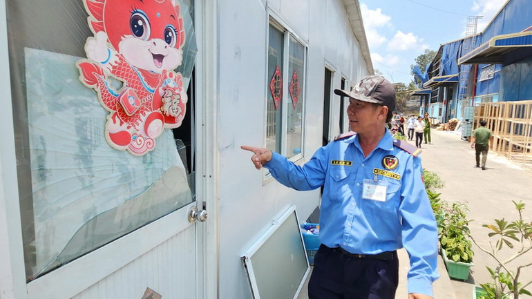 Cửa sổ nhà ăn của nhân viên cách khu vực lò hơi hàng chục mét cũng bị vỡ toang do rung chấn.