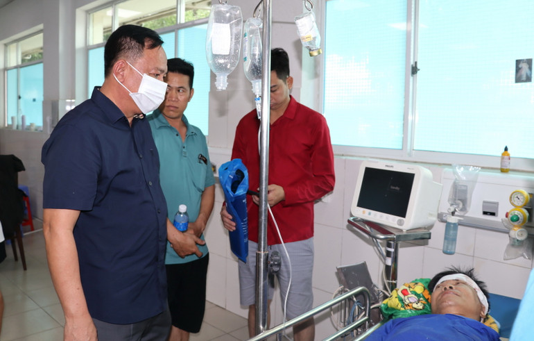 Quyền Chủ tịch Ủy ban nhân dân tỉnh Đồng Nai Võ Tấn Đức thăm công nhân bị thương trong vụ nổ đang điều trị tại Bệnh viện đa khoa Thống Nhất.