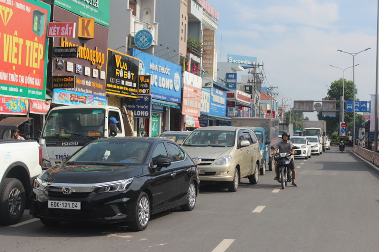 Phương tiện ùn tắc do việc đóng cửa hầm chui Tân Phong.