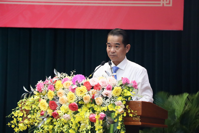 Chủ tịch Hội đồng nhân dân tỉnh Đồng Nai Thái Bảo phát biểu tại kỳ họp.