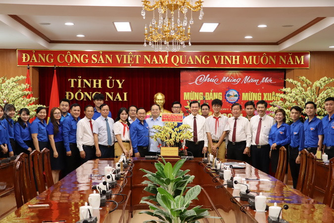 Đoàn đại biểu thanh thiếu nhi tỉnh chúc mừng Tỉnh ủy Đồng Nai nhân kỷ niệm 94 năm Ngày thành lập Đảng.