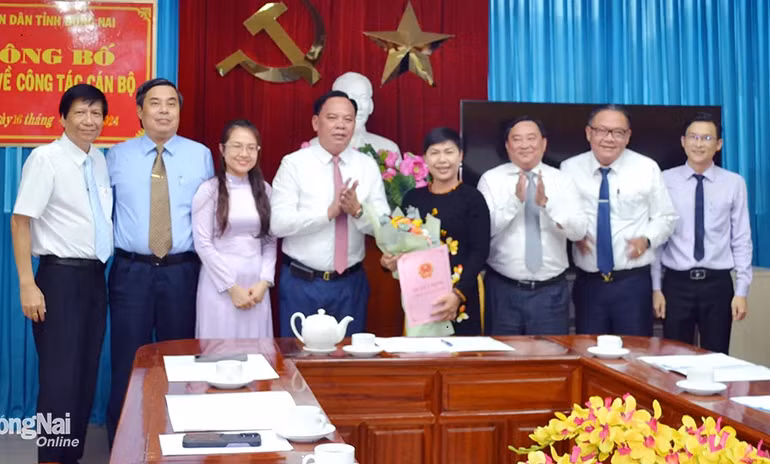 Quyền Chủ tịch Ủy ban nhân dân tỉnh Đồng Nai Võ Tấn Đức trao quyết định, tặng hoa chúc mừng tân Chủ tịch Hội đồng thành viên Dofico Đỗ Thị Thu Hằng. Ảnh: Báo Đồng Nai