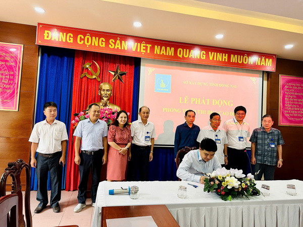 Lãnh đạo Sở Xây dựng Đồng Nai và trưởng các đơn vị trực thuộc ký cam kết tại buổi phát động phong trào thi đua cao điểm “Đẩy nhanh tiến độ hoàn thành các dự án trọng điểm, nhiệm vụ trọng tâm ngành xây dựng trong năm 2024”.