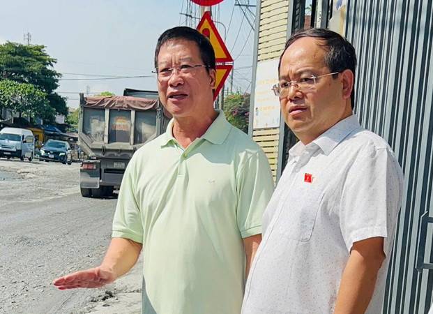 Lãnh đạo Đoàn đại biểu Quốc hội tỉnh Đồng Nai lắng nghe ý kiến của người dân kiến nghị về tình trạng xuống cấp đường Hoàng Văn Bổn.