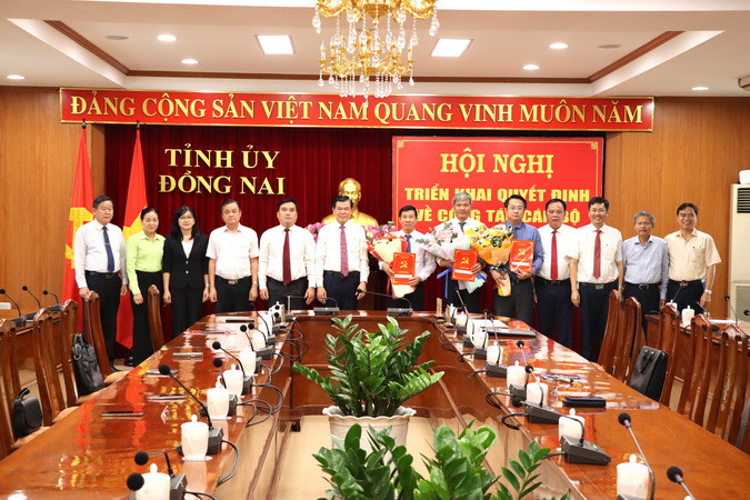 Các đại biểu tham dự chụp ảnh cùng các đồng chí nhận quyết định điều động, chỉ định.