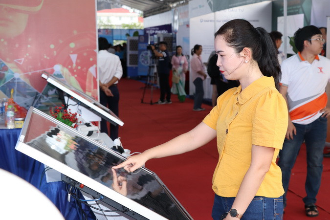 Người dân đến trải nghiệm một gian hàng ứng dụng số tại huyện Nhơn Trạch.