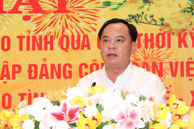 Quyền Chủ tịch Ủy ban nhân dân tỉnh Đồng Nai Võ Tấn Đức báo cáo một số kết quả thực hiện nhiệm vụ năm 2023 và phương hướng năm 2024.