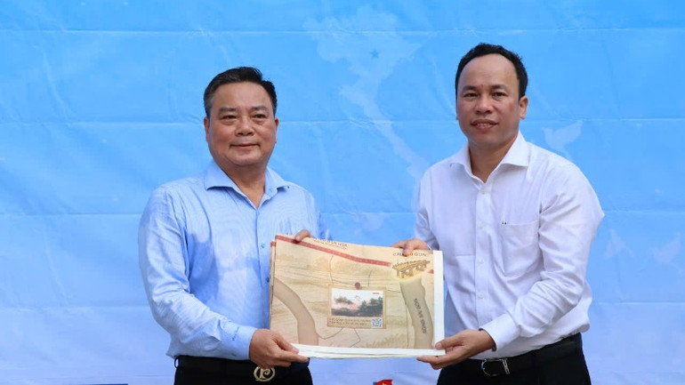 Sáng 28/4, đại diện Văn phòng đại diện Báo Nhân Dân tại Đồng Nai trao 600 bản phụ san cho Trường trung học phổ thông chuyên Lương Thế Vinh, tỉnh Đồng Nai. Sáng 28/4, đại diện Văn phòng đại diện Báo Nhân Dân tại Đồng Nai trao 600 bản phụ san cho Trường trung học phổ thông chuyên Lương Thế Vinh, tỉnh Đồng Nai.