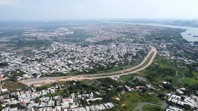 Trong khi đó dự án Hương lộ 2, giai đoạn 1 có chiều dài gần 2km, điểm đầu tuyến giao với Quốc lộ 51, điểm cuối tuyến giao với đường nhựa hiện hữu An Hòa-Long Hưng. Dự án này có tổng mức đầu tư 782 tỷ đồng, được khởi công xây dựng vào cuối năm 2020 đến nay thi công mới chỉ đạt hơn 60% giá trị hợp đồng. Nguyên nhân chủ yếu do vướng mặt bằng.