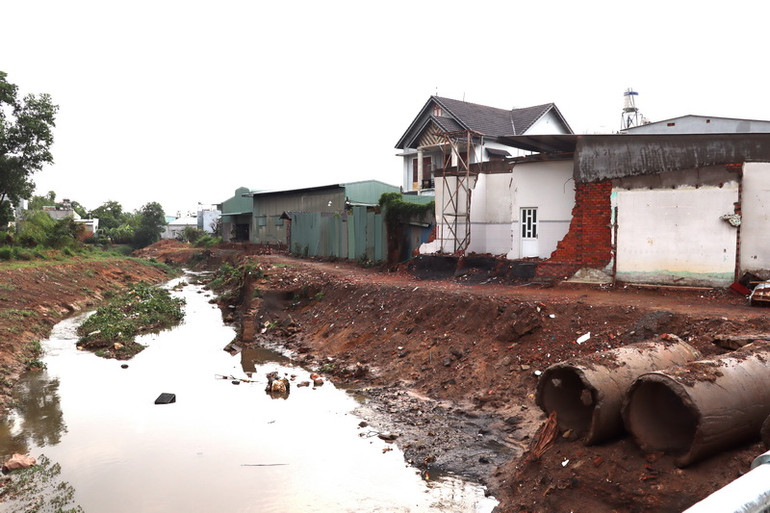 Vướng công tác giải phóng mặt bằng khiến việc nạo vét, cải tạo suối Cầu Quan mới đạt khoảng 30% khối lượng.