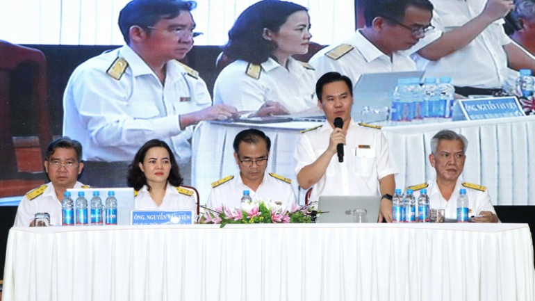 Lãnh đạo phòng của Chi cục Thuế khu vực XV trả lời ý kiến của doanh nghiệp.