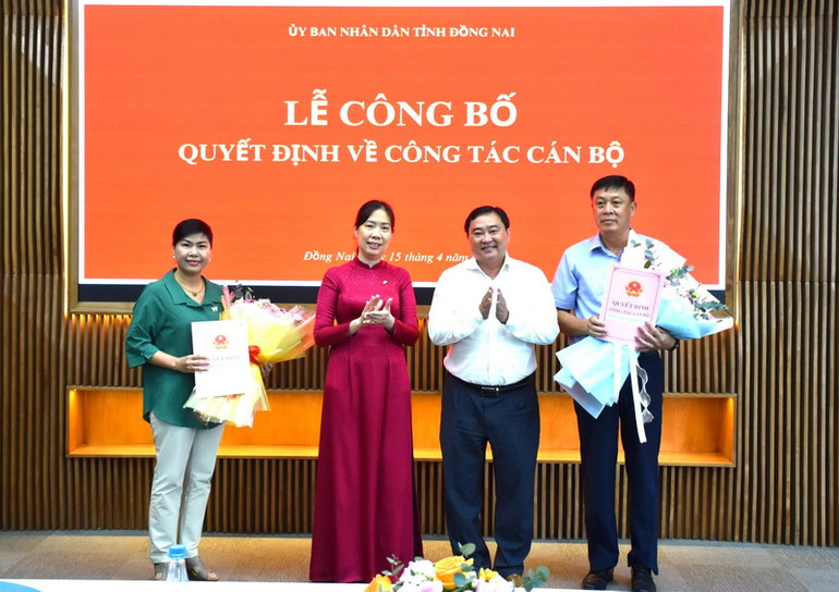 Lãnh đạo Ban Tổ chức Tỉnh ủy và Sở Nội vụ Đồng Nai trao quyết định cho bà Đỗ Thị Thu Hằng và ông Trương Đình Hiệp đại diện gần 70% vốn nhà nước tại Tổng Công công ty Sonadezi.