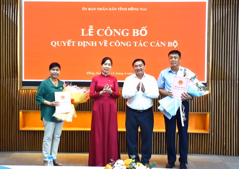 Lãnh đạo Ban Tổ chức Tỉnh ủy và Sở Nội vụ Đồng Nai trao quyết định cho bà Đỗ Thị Thu Hằng và ông Trương Đình Hiệp đại diện gần 70% vốn nhà nước tại Tổng Công công ty Sonadezi.