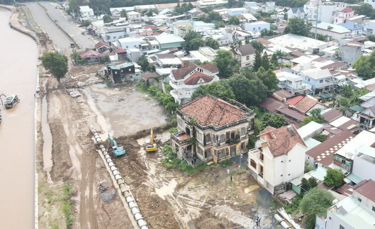 Căn biệt thự "nhà lầu ông Phủ" được xây dựng năm 1922 và hoàn thành 1924.