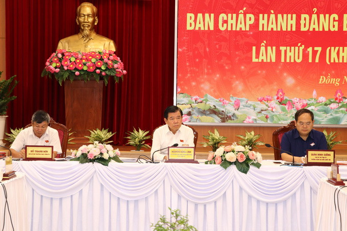 Các đồng chí trong Thường trực Tỉnh ủy Đồng Nai điều hành Hội nghị. Các đồng chí trong Thường trực Tỉnh ủy Đồng Nai điều hành Hội nghị.