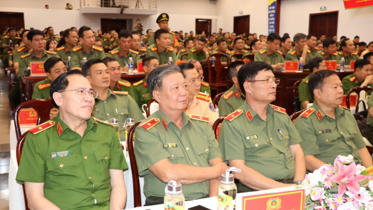 Lãnh đạo các cục nghiệp vụ Bộ Công an và đại biểu tham dự hội nghị. Lãnh đạo các cục nghiệp vụ Bộ Công an và đại biểu tham dự hội nghị.