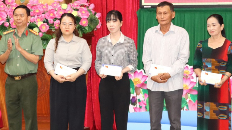 Đại tá Trần Tiến Đạt, Phó Giám đốc Công an tỉnh Đồng Nai, tặng quà đại diện các gia đình.