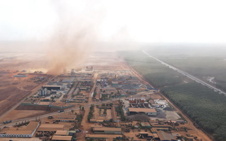 Bụi phát sinh từ thi công sân bay ra khu vực khu dân cư và rừng cao-su ở xã Bình Sơn, huyện Long Thành.