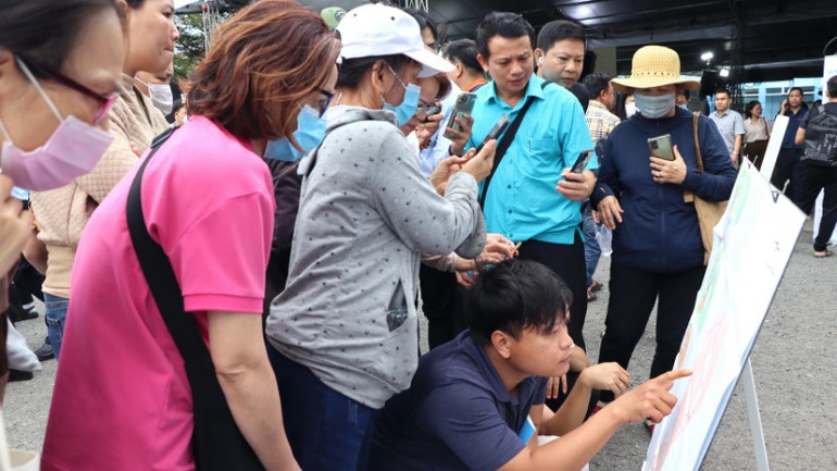 Người dân xem bản đồ quy hoạch Khu đô thị Hiệp Hòa.