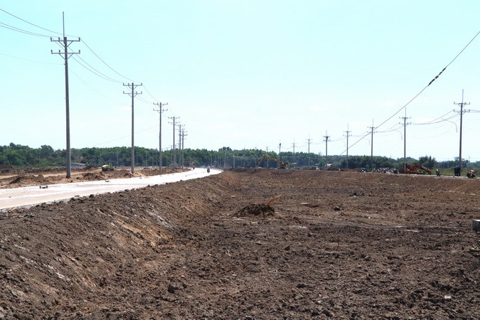 Khu công nghiệp công nghệ cao Long Thành đang trong giai đoạn hoàn thiện hạ tầng. Hiện nay, nhiều tuyến đường trong khu công nghiệp này còn rất ngổn ngang.
