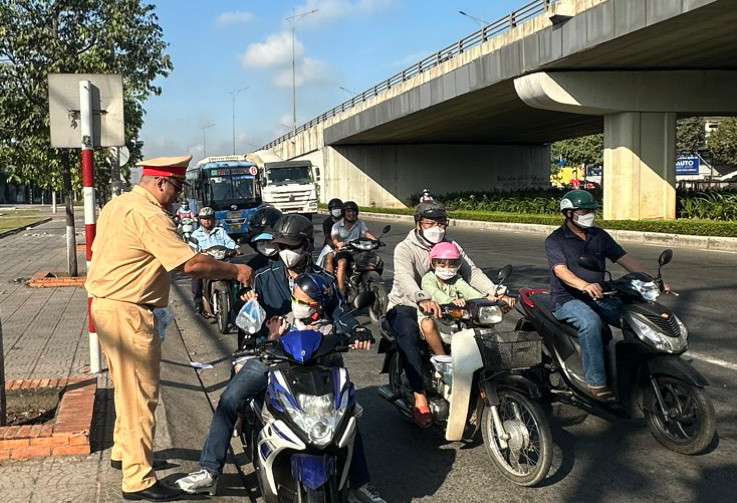 Người dân đi xe máy về quê qua địa bàn tỉnh Đồng Nai được tiếp sức