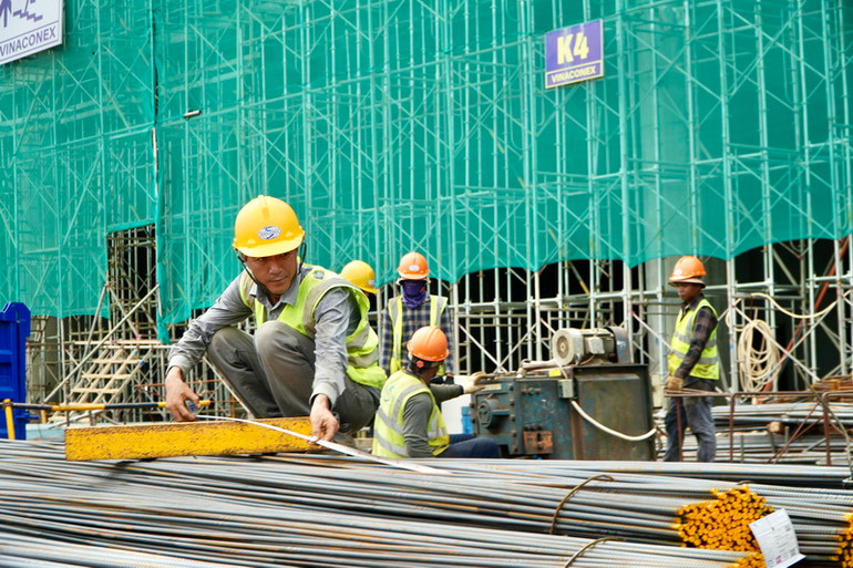 Công nhân tập trung thi công hạng mục để đẩy nhanh tiến độ sân bay Long Thành.