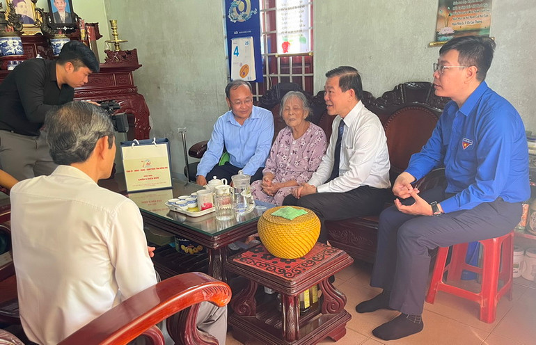 Bí thư Tỉnh ủy Nguyễn Hồng Lĩnh và các thành viên Đoàn công tác thăm, tặng quà bà Hoàng Thị Đài, ấp 3, xã An Phước, huyện Long Thành. Bí thư Tỉnh ủy Nguyễn Hồng Lĩnh và các thành viên Đoàn công tác thăm, tặng quà bà Hoàng Thị Đài, ấp 3, xã An Phước, huyện Long Thành.