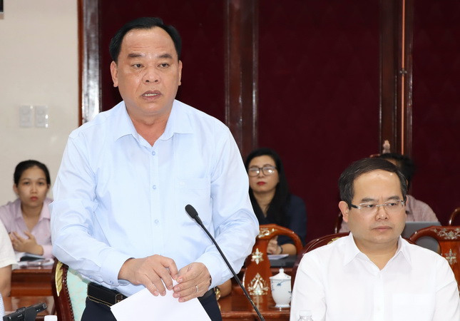 Quyền Chủ tịch Ủy ban nhân dân tỉnh Đồng Nai Võ Tấn Đức giải trình và kiến nghị với Đoàn giám sát.